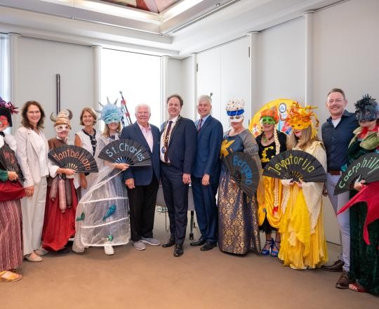Die offizielle Jubiläumsveranstaltung in Ludwigsburg fand am 06. September im Rathaus statt. Mit dabei waren Gäste aus St. Charles, Montbéliard und Bergamo. Bundesverkehrsminister Steffen Bilger nahm ebenfalls als Ehrengast teil und trug sich neben Oberbürgermeister Matthias Knecht, Bürgermeister Dan Borgmeyer aus St. Charles und Montbéliards Bürgermeisterin Marie Noëlle Biguinet ins goldene Buch ein.