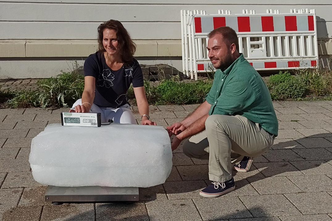 Bürgermeisterin Frau Schwarz und Herr Märkle wiegen Eisblock