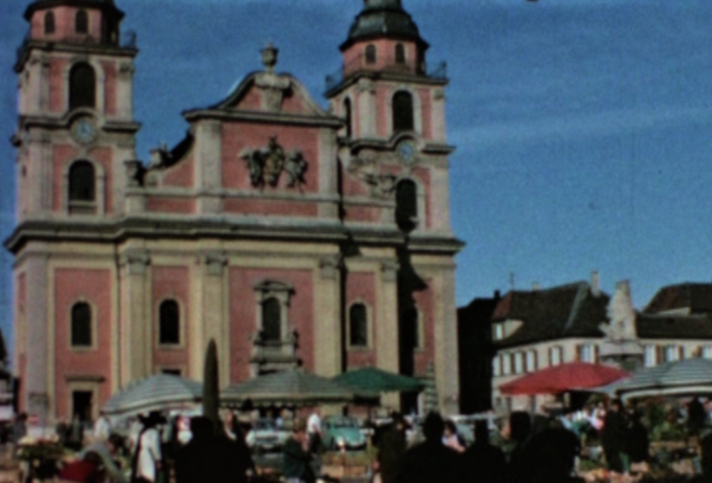 Die histroische Aufnahme zeigt die Evangelische Kirche auf dem Marktplatz in Ludwigsburg.