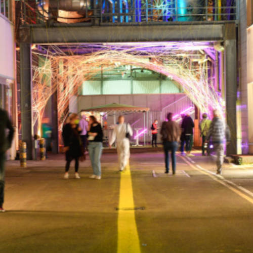 Der Wechsel des Künstlers Bernd Altenstein Der Wechsel - Nahaufnahme der Skulptur des Künstlers Bernd Altenstein