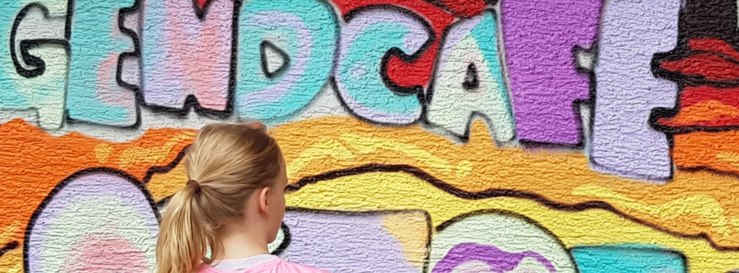 Graffitiwand auf die das Wort Jugendcafé gesprayt wurde
