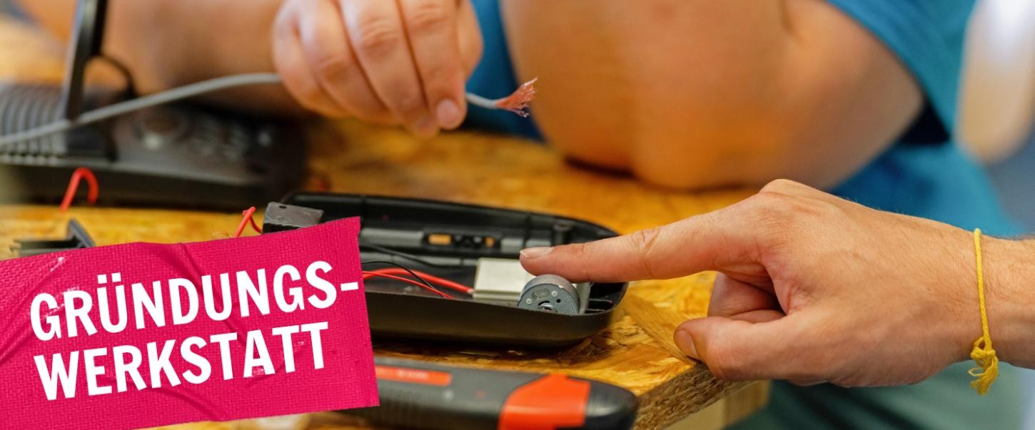 Gründungswerkstatt Die Hände von zwei Personen, die an einem elektronischen Gerät arbeiten
