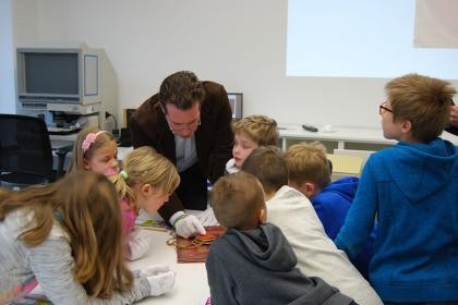 Kinder der Kinderuni bei der Führung im Stadtarchiv Ludwigsburg Bild 3