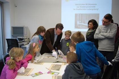 Kinder der Kinderuni bei der Führung im Stadtarchiv Ludwigsburg Bild 2
