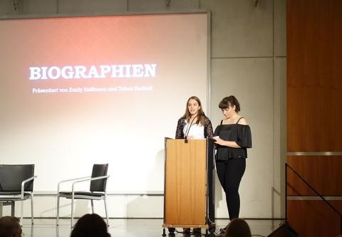Schüler präsentieren ihre Arbeit zum Thema Ludwigsburger Schulgeschichte - Biographien