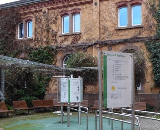 Fünf Esslinger Stationen - Sportbereich auf dem Außengelände beim Seniorenbüro Fünf Esslinger Stationen - Sportbereich auf dem Außengelände beim Seniorenbüro