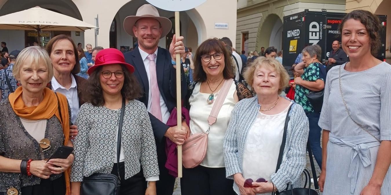 Die Mitglieder der Ludwigsburger Delegation in der Partnerstadt Nový Jičín mit Bürgermeister Sebastian Mannl, der ein Schild mit dem Stadtwappen trägt.