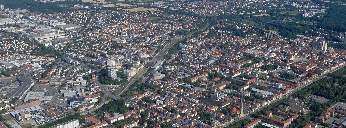 Luftbild vom Bahnhof und Umgebung