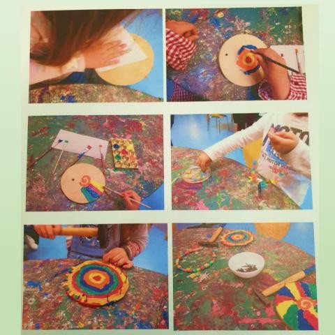 Eine Collage aus sechs Fotos zeigt den Prozess des Bemalens eines runden Holzobjekts mit bunten Mustern.