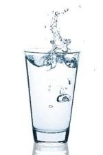 Großes Glas mit Wasser