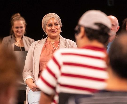 Moderatorin Merve Kayikci