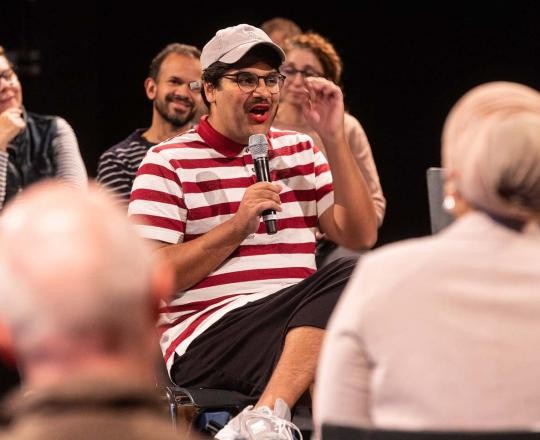 Theaterregisseur und Autor Juli Mahid Carly