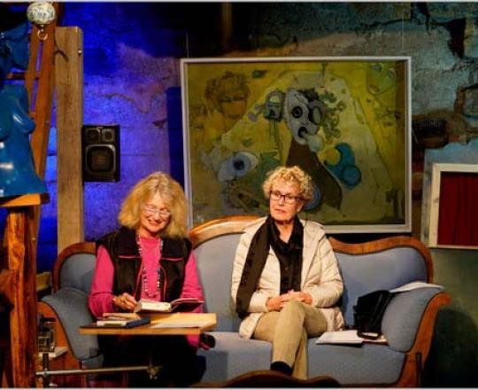 Susanne Sterzenbach (li.) und BBC-Journalistin Irene Wyndham (re.) in der Vorlesescheune