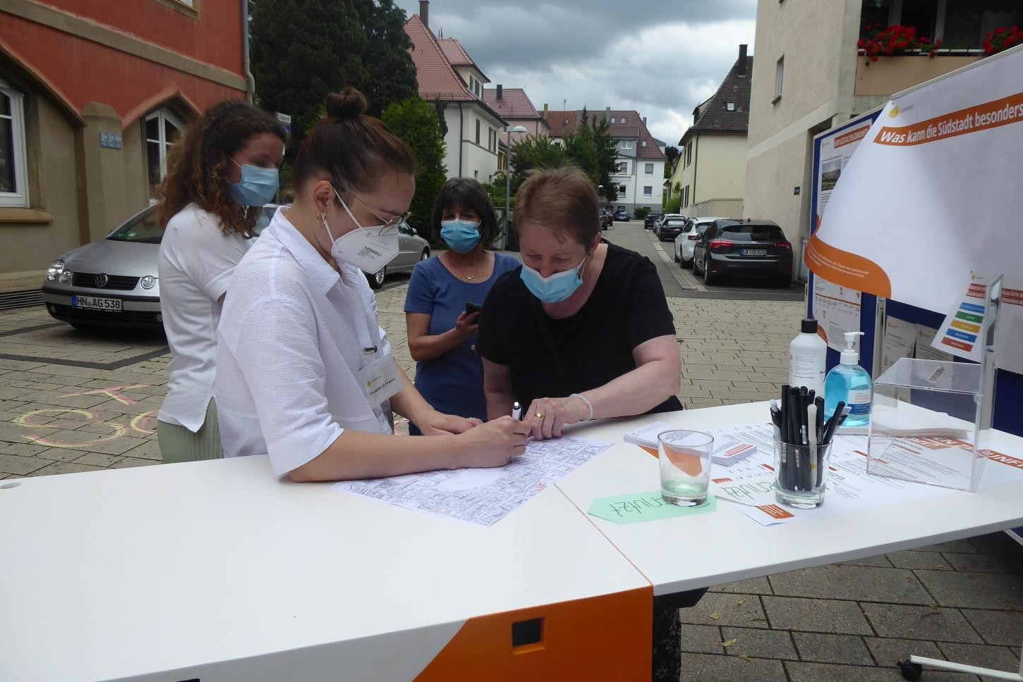  Um mit den Bürgerinnen und Bürgern ins Gespräch zu kommen und sich zu aktuellen Themen in der Südstadt auszutauschen fand im Juli 2021 der Trialogsommer vor Ort am Hohenzollernplatz statt.