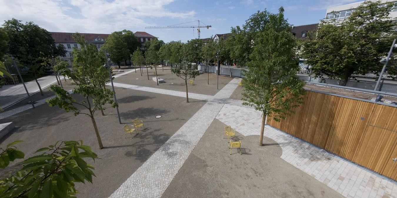 Erhöhte Sicht auf den fast fertigen Arsenalplatz