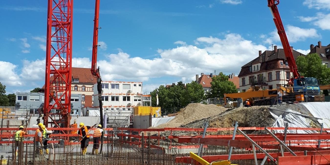 Betonierarbeiten der Deckenplatte über dem Untergeschoss des BZW