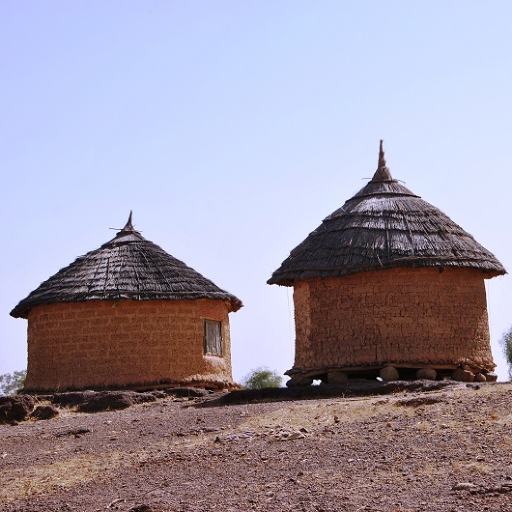 Das Foto zeigt zwei Hütten im afrikanischen Kongoussi