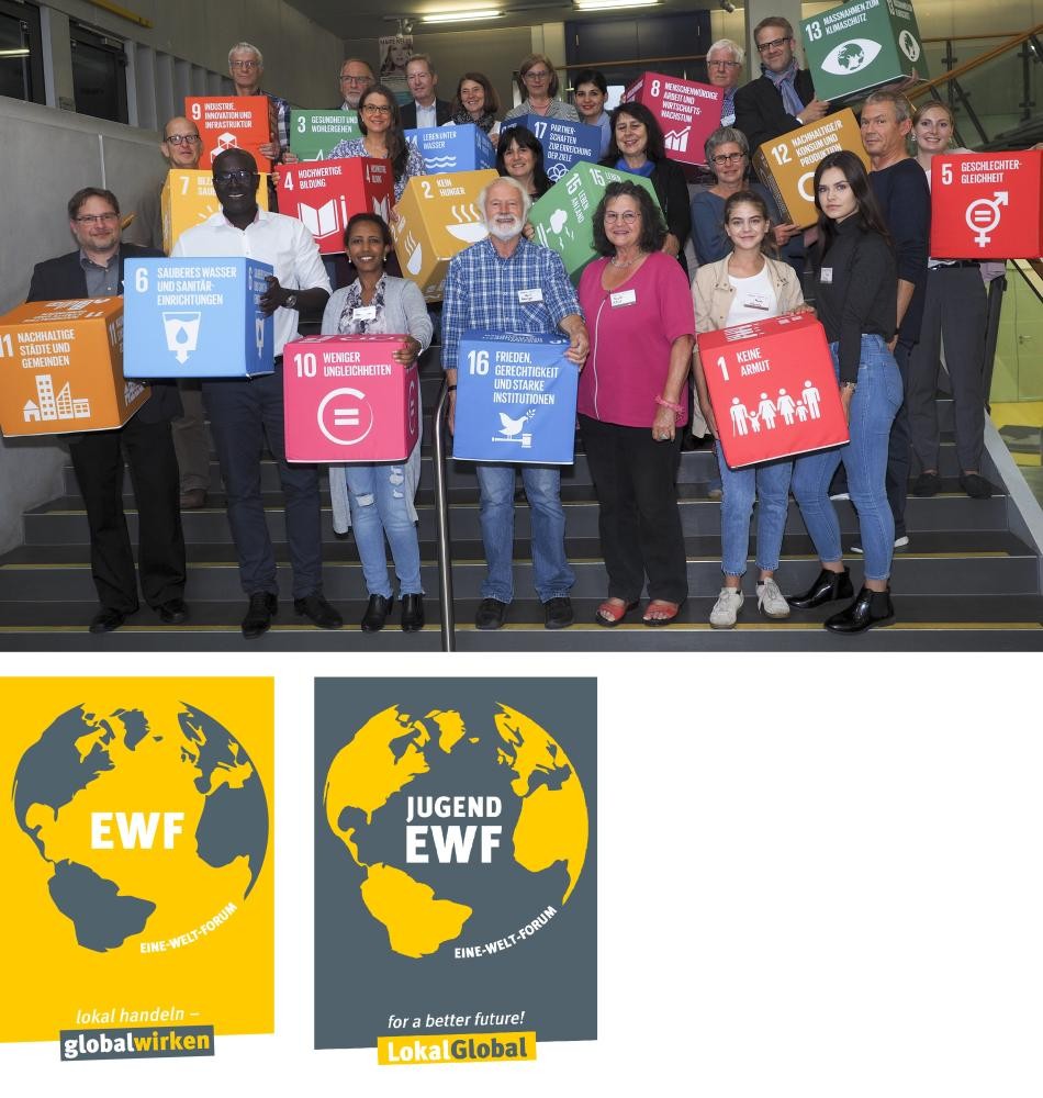 Fotocollage: mehrere Personen stehen in einer Gruppe und halten die Sustainable Development Goals, welche auf Würfel aufgedruckt sind; Logos  des Eine-Welt-Forums und  des Jugend-Eine-Welt-Forums