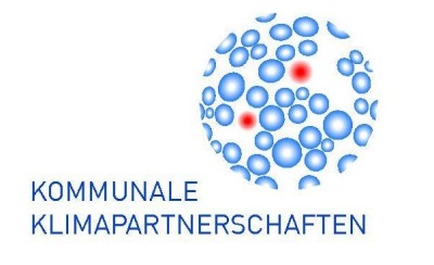 Logo kommunale Klimapartnerschaften Das Foto zeigt das blaue kreisförmige Logo der kommunalen Klimapartnerschaften