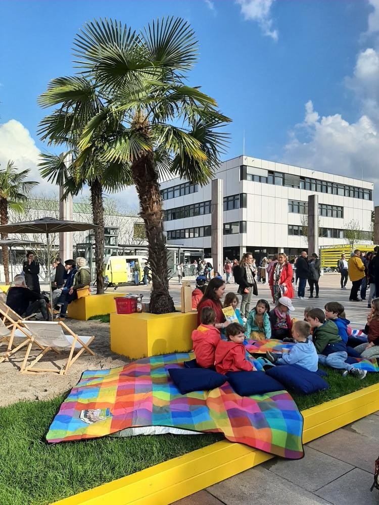 Eröffnung des Rathaushofs Palme, Sand, Liegestühle, Kinder auf einer Decke auf dem Rathaushof