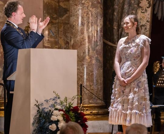 OB Dr. Knecht bedankt sich bei Wortkünstlerin Jessy James LaFleur nach ihrem Auftritt bei der Stadtgründungsfeier am 9. Mai 2025 im Schloss Ludwigsburg.