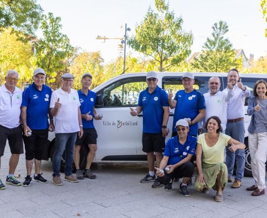 Am 20.09.25 ging es bei schönstem Wetter am Arsenalplatz in Ludwigsburg sportlich zu. Über 70 Boulespieler aus der Region und 5 Gäste aus Montbéliard zeigten auf dem neu angelegten Platz ihr Können in der französischen Sportart. Organisiert wurde das Bouleturnier von der Boule-Abteilung des TC Ludwigsburg, gemeinsam mit der Stadt Ludwigsburg. Mit dabei war Bürgermeister Sebastian Mannl, der die Veranstaltung offiziell eröffnete.