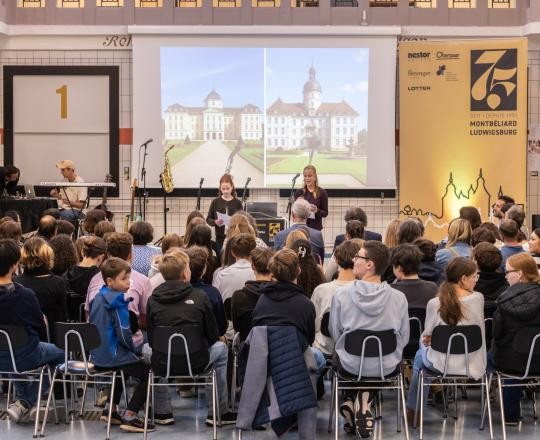 Im Rahmen der Jubiläumsfeierlichkeiten fand am Donnerstag, 25. September 2025, ein „Fest der Jugend“ in der Stadtbadmensa statt.
Das Fest stand ganz im Zeichen der jungen Generation, denn seit jeher spielen Austausch und Begegnung zwischen Schülerinnen eine zentrale Rolle in der Städtepartnerschaft.
Eine Austauschgruppe aus Montbéliard war hierfür nach Ludwigsburg gereist - gemeinsam mit den Schulleitungen und Lehrkräften des Collège Guynemer, des Lycée Cuvier und des Collège Jean-Jacques Rousseau.
Die Jugendlichen präsentierten ein kreatives Programm, das die deutsch-französische Freundschaft auf lebendige Weise zum Ausdruck brachte. Im Anschluss wurde bei Disco Musik gemeinsam gefeiert - eine ideale Gelegenheit, neue Freundschaften zu knüpfen und die Verbundenheit zwischen den beiden Städten weiter zu stärken.