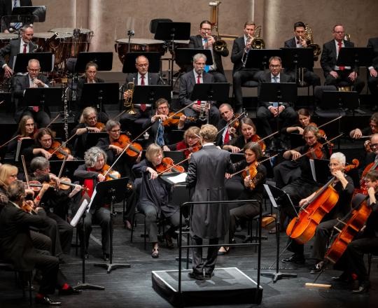 Am 15. November feierte die Stadt Ludwigsburg gemeinsam mit einer Delegation aus Montbéliard das 75. Jubiläum der Städtepartnerschaft mit einem Jubiläumskonzert.
Das Sinfonieorchester Ludwigsburg bot ein wahrhaftig "fantastisches" deutsch - französisches Musikprogramm.