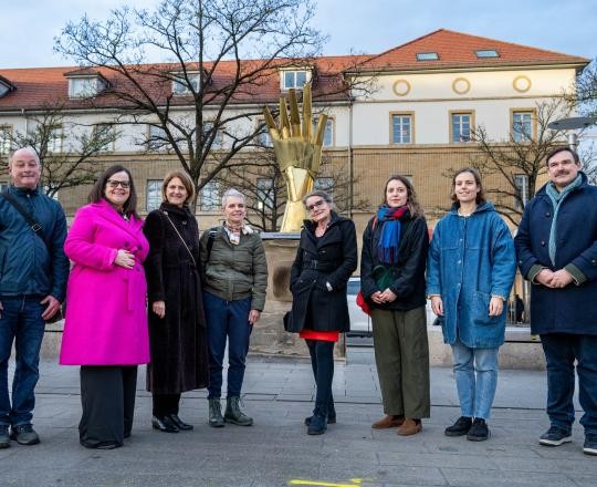 Anlässlich des Jubiläums wurden auf dem Arsenalplatz drei Kunstwerke in Form von Händen auf Postamenten angebracht. Die sogenannten "Trophäen der Freundschaft" stehen für Nähe, Berührung und Vertrauen.
Eine zeitgenössische künstlerische Position tritt dabei in Dialog mit der Geschichte des Arsenalplatzes und verwandelt dessen militärische Symbolik in ein Zeichen der Begegnung und des Miteinanders.
Am 20. November 2025 fand die Vernissage im Beisein von Erster Bürgermeisterin Renate Schmetz statt.