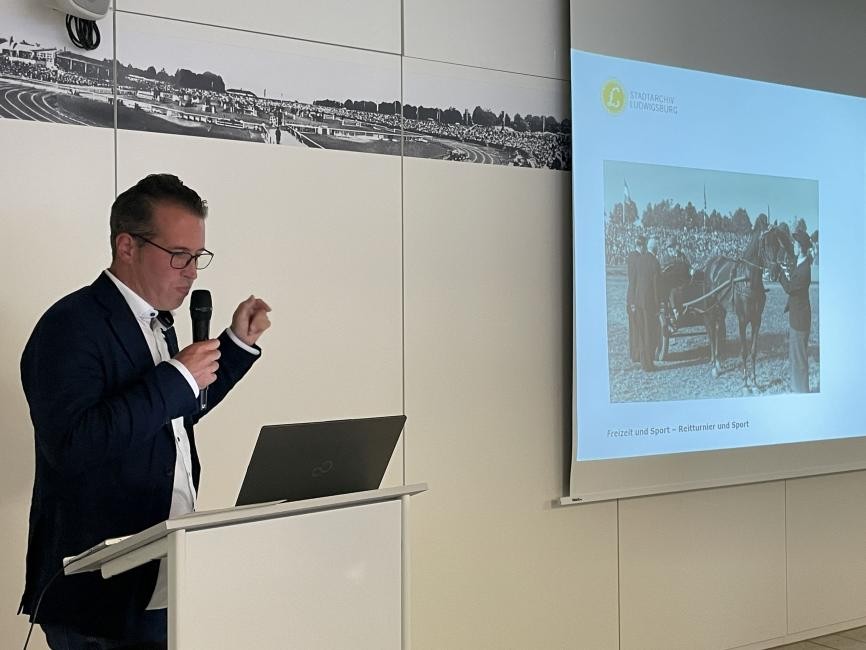 Herr Dr. Karzel während dem Vortrag