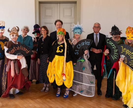 OB Dr. Knecht mit Bürgermeisterin Biguinet und Baden-Württembergs Innenminister Strobl mit den Figurinen bei der Stadtgründungsfeier am 09. Mai 2025 im Schloss Ludwigsburg.