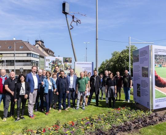 Anlässlich des Jubiläums haben Gärtner aus Ludwigsburg gemeinsam mit Kollegen und Kolleginnen aus Montbéliard eine ganz besondere Installation auf der Sternkreuzung gestaltet.