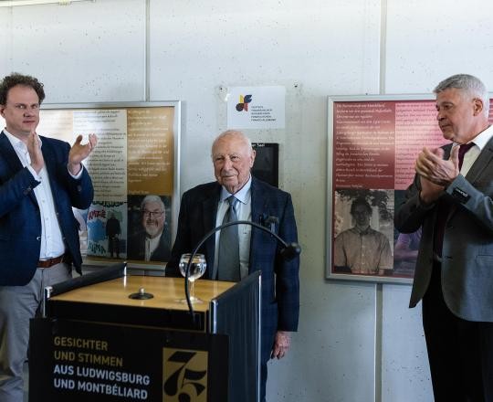 Der Holocaust-Überlebende Pierre-Michel Kahn besuchte Ludwigsburg und teilte seine Geschichte mit Besuchenden der Ausstellung "Gesichter und Stimmen aus Ludwigsburg und Montbéliard", organisiert vom Verein Internationale Partnerschaften Ludwigsburg e. V. Links im Bild OB Dr. Knecht, rechts Wolfgang Medinger, Vorstandsmitglied des Vereins.