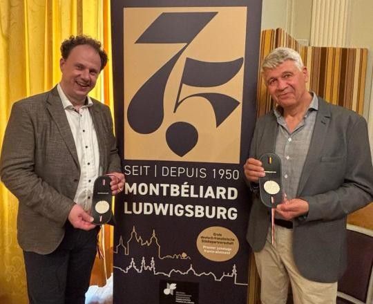 Beim Fest der Musik waren auch der Verein „Internationale Partnerschaften“ und die Fußballabteilung des DJK mitgereist. Die Stadt Montbéliard verlieh einigen Delegationsmitgliedern die Medaille für ihr Engagement zur Städtepartnerschaft wie OB Knecht und Wolfgang Medinger.