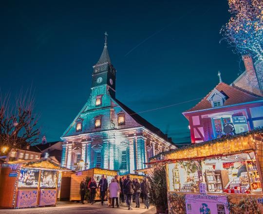 Visit Ludwigsburg und Weingärtner Marbach sind erstmals beim Weihnachtsmarkt in Montbéliard vertreten
Der Ludwigsburger Barock-Weihnachtsmarkt wird in diesem Jahr nicht nur zum ersten Mal auf
den Arsenalplatz ausgeweitet, er wird auch zum Exportschlager: anlässlich des Jubiläums „75
Jahre Städtepartnerschaft Ludwigsburg – Montbéliard“ wird es erstmals einen gemeinsamen
Stand von Visit Ludwigsburg mit den Weingärtnern Marbach beim Weihnachtsmarkt „Lumières
de Noël“ geben.
Am Stand wird es den von der WG Marbach speziell für den Ludwigsburger Barock-Weihnachtsmarkt produzierten Glühwein und Punsch geben. Visit Ludwigsburg wird
französischsprachige Printmaterialien, Gratis-Souvenirs wie Postkarten und Samentütchen sowie ausgewählte Verkaufsartikel mit Ludwigsburg-Motiven anbieten und für einen Besuch in der Barockstadt werben.
Der Weihnachtsmarkt in Montbéliard“ startet bereits am 22. November und geht bis zum 24. Dezember 2025. Der Ludwigsburger Stand wird bis zum 20. Dezember präsent sein.