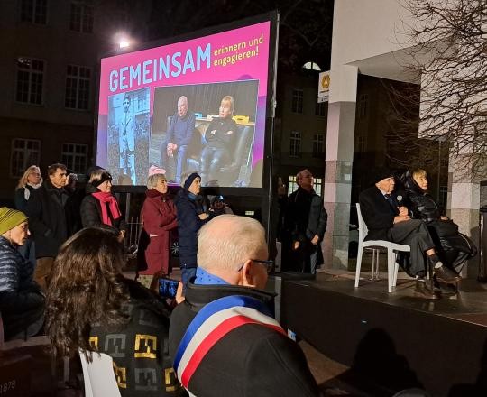 Am 10. November 2025 wurde auf dem Synagogenplatz der Reichsprogromnacht gedacht. In diesem Jahr war anlässlich des Jubiläums der Städtepartnerschaft auch eine Delegation aus Montbéliard dabei. Unter dem Titel "Gemeinsam Erinnern und Engagieren" gedachten die Gäste der Opfer der NS-Zeit. Es sprach u.a. Pierre Michel Kahn - der einzige Überlebende einer jüdischen Familie aus Montbéliard.