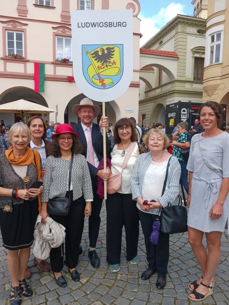 Die Mitglieder der Ludwigsburger Delegation in der Partnerstadt Nový Jičín mit Bürgermeister Sebastian Mannl, der ein Schild mit dem Stadtwappen trägt. 