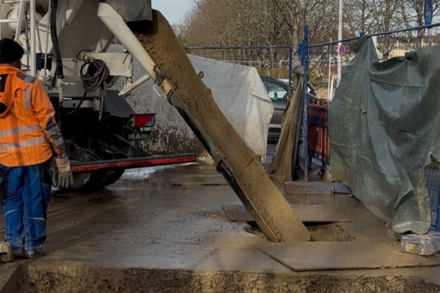 Die Fußgängerunterführung wird mit Flüssigboden gefüllt Die Fußgängerunterführung wird mit Flüssigboden gefüllt