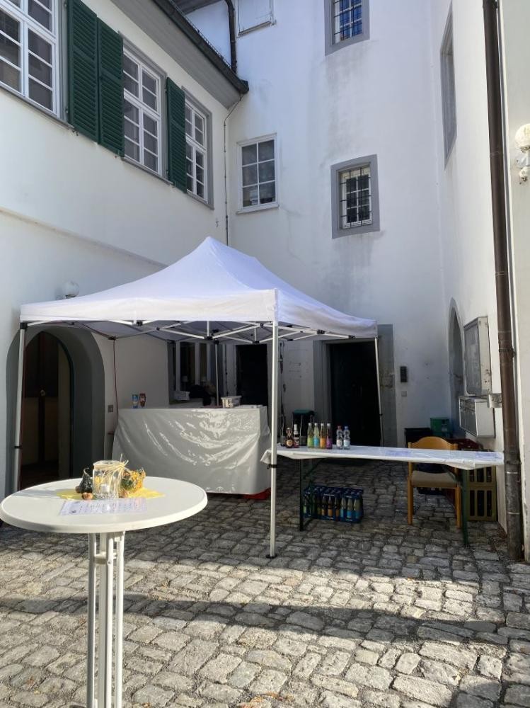 Innenhof Oßweiler Schloss Innenhof mit Pavillon, Theke und einem Stehtisch