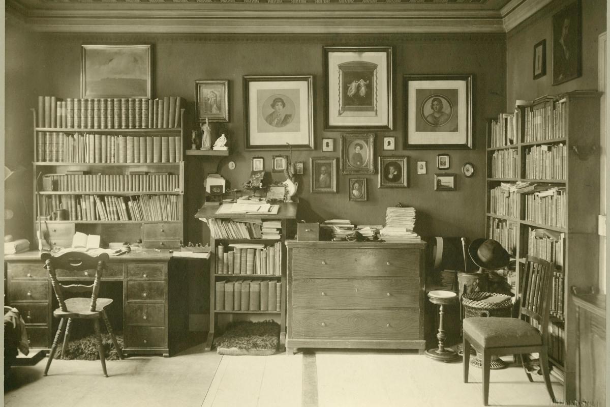 Eine alte sepia Fotografie zeigt das Arbeitszimmer des Ludwigsburger Dichters Friedrich Theodor Vischer.
