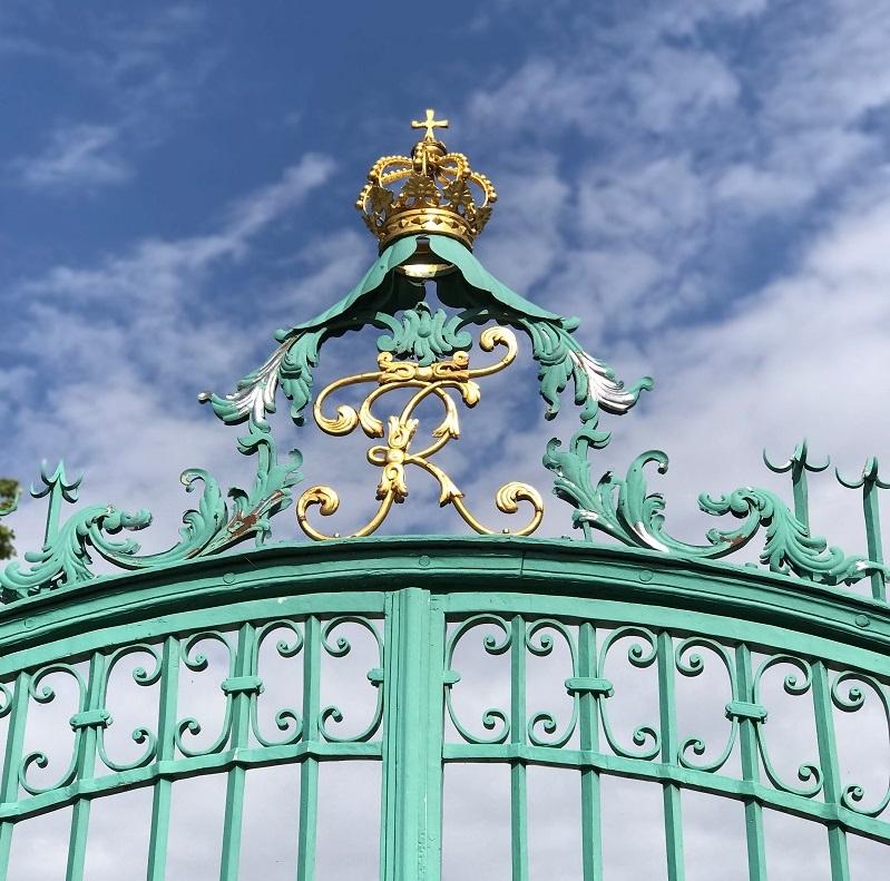 Eingangstor am Schlosshof mit den vergoldeten Initialen F&R sowie einer goldenen Krone