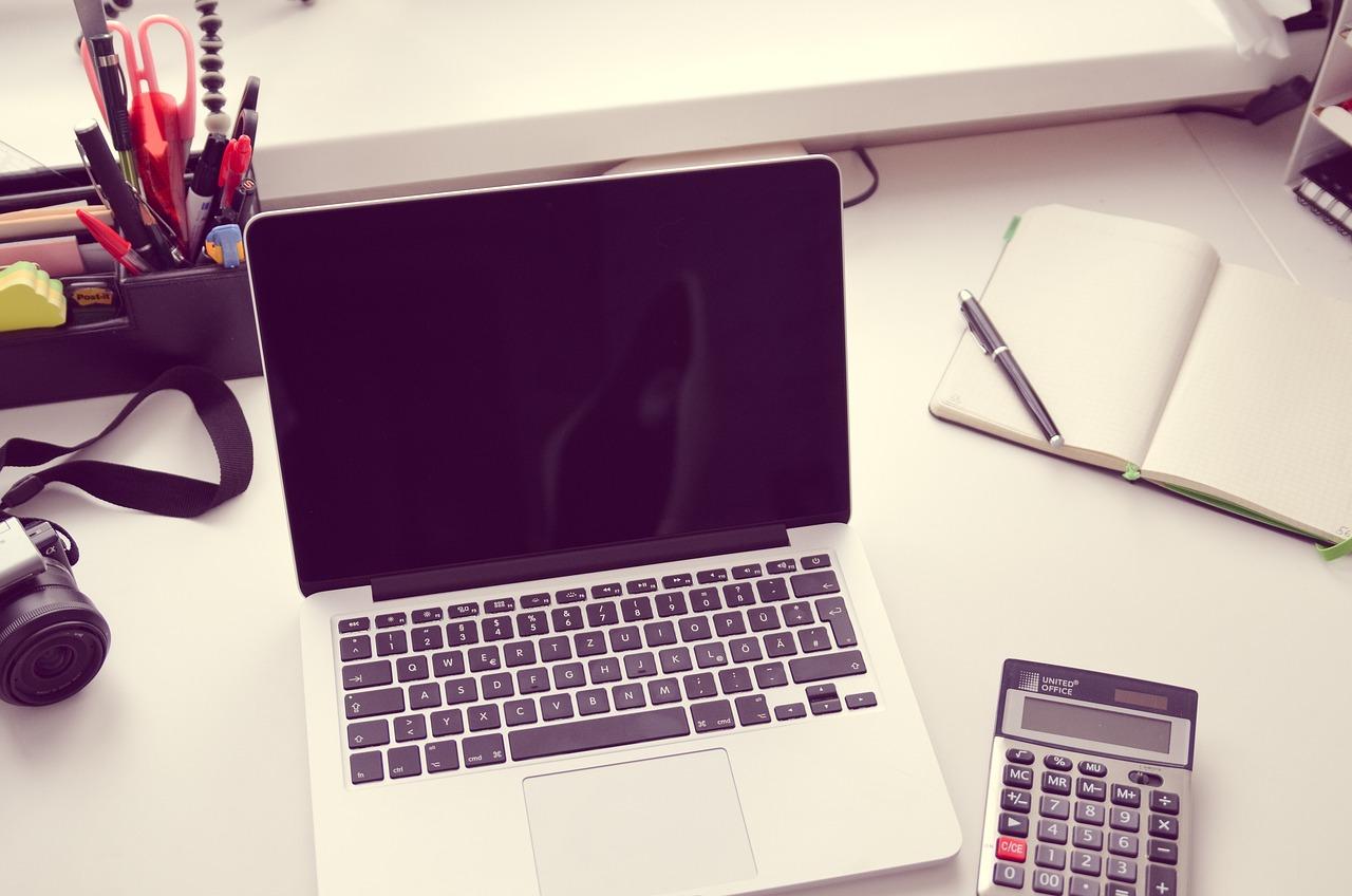 Tipps und Tricks zu Hausarbeiten und Co. Notebook auf Schreibtisch mit Stiften und Notizbuch