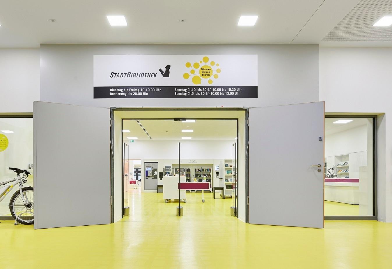 geöffnete Eingangstüren zur Stadtbibliothek