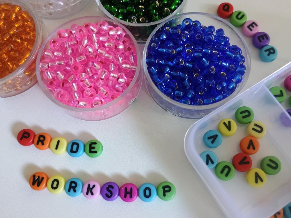 Pride Workshop Perlen für Armbänder in unterschiedlichen Farben