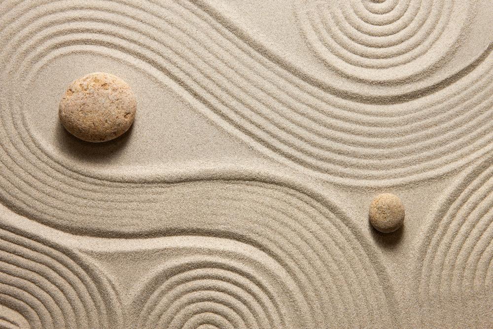 Zwei Steine auf feinem Sand Zwei Steine auf feinem Sand