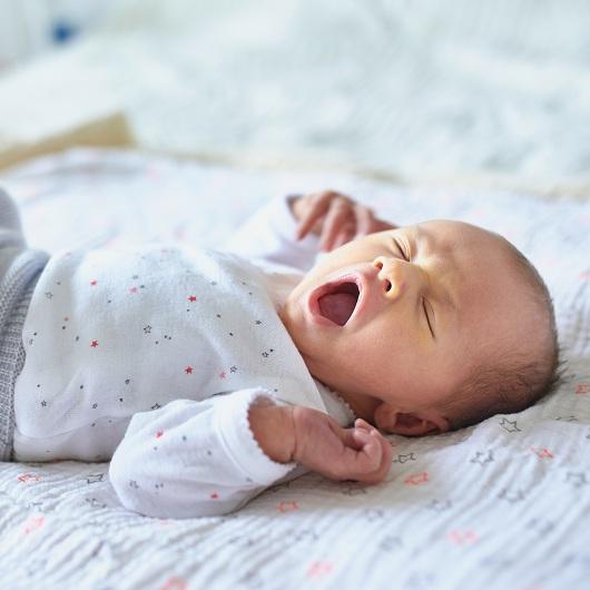 Baby gähnt Baby gähnt