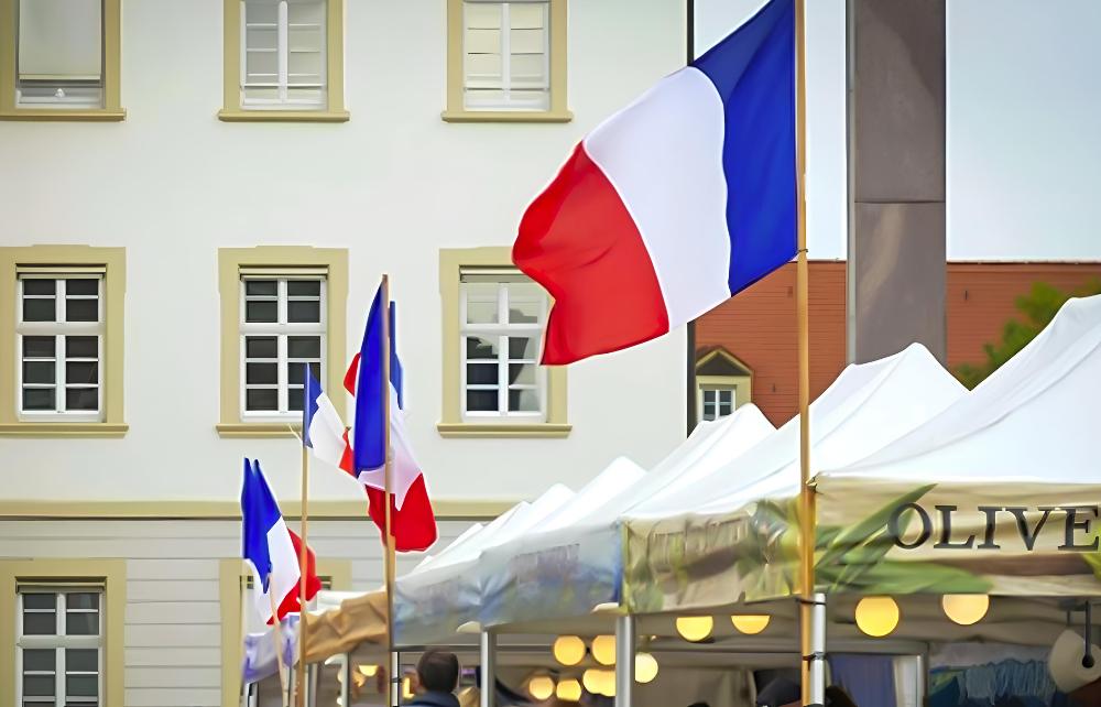 Französischer Markt auf dem Rathaushof