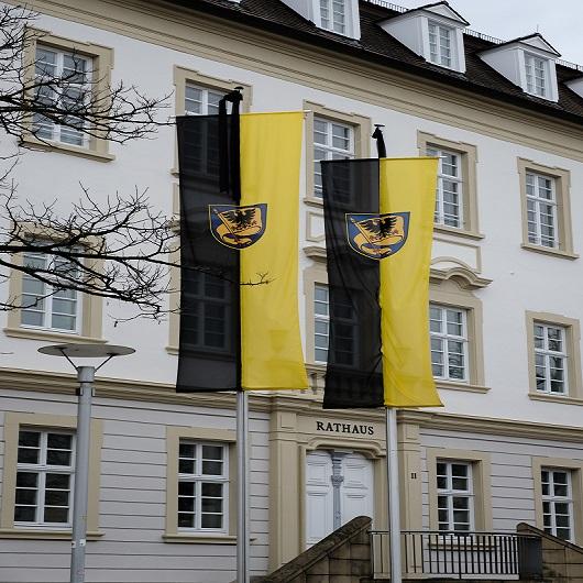 Trauerbeflaggung vor dem Rathaus Ludwigsburg