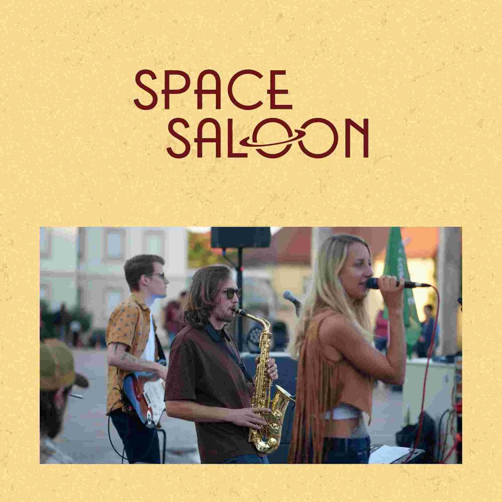 Space Saloon; Foto mit E-Gitarrist, Saxophonist und Sängerin Open Air
