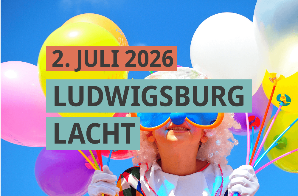 Lächelnder Clown mit Ballons und großer Sonnenbrille mit hellblauen Gläsern